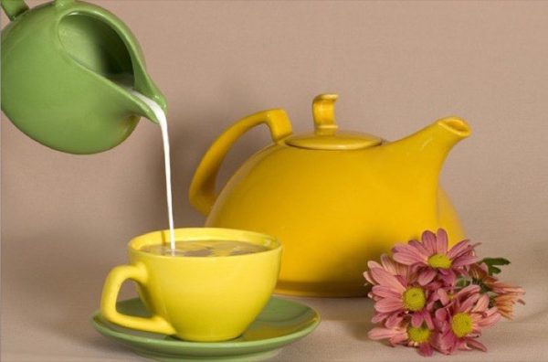 Чашка зеленого чая с молоком