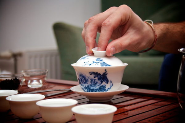Пуэр можно заварить в китайском глиняном или фарфоровом чайничке